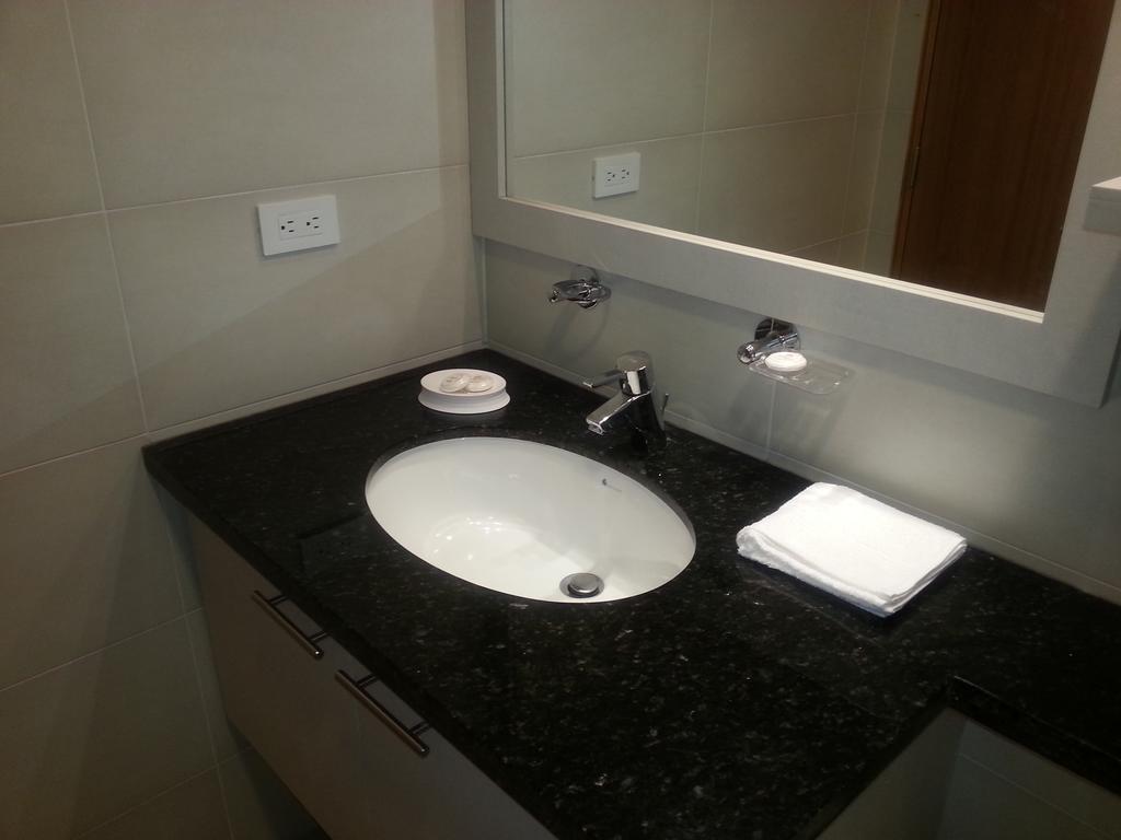 Suites Metropoli Edificio Torino Кито Екстериор снимка